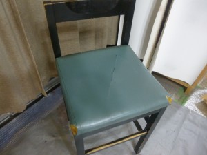 木製椅子　修理／座面破れによる（カウンター）イスの合皮張替修理を鹿児島市内の某居酒屋さまより御依頼頂きました。（2/6）