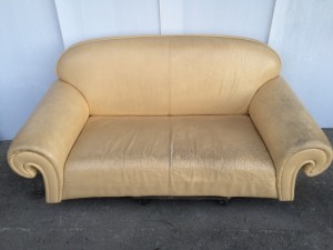 ソファー修理　黄色いソファーは汚れが目立ちます