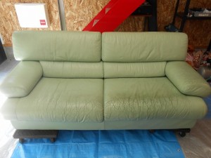 綺麗なパステルグリーンのソファー！！全体ひび割れ施工しました★