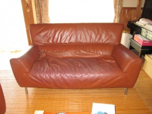 【sofa】一昨日に引き続き、応接セットのもう一方の大型ソファ補修のご依頼です。