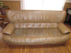 【sofa】20数年ご愛用のソファのクリーニング・傷補修・染め直しのご依頼です。