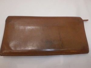 お財布の黒ずみ修理。スレ傷・破れを補修し表面を作り、染めていきました！