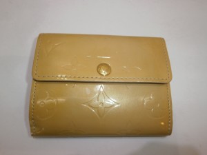 【ルイヴィトン】エナメル財布変色・黄ばみ修理！もう使えないと思っていませんか？