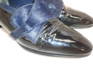 エナメル靴のひび割れを修理できるお店は、ココですよ！革製品全般の修復が可能なのは革研究所でございます。