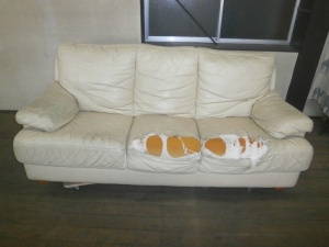 椅子やソファーの傷んだ部分だけ張り替えれば、お安く修理が可能な革研究所　名古屋東店