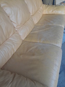 ニコレッティのソファーを修理で元の色にお戻し致しました。