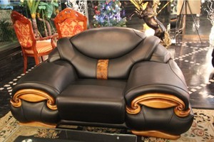 インターネットで見つけたゴージャスなソファーをご紹介いたします。