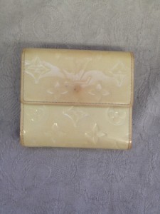 「[ヴィトン]クリーム色のエナメル財布：色あせ・黄ばみ修理」は新宿店へ