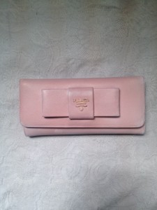 プラダの財布(ピンク)の擦れ補修は革研究所新宿店へ