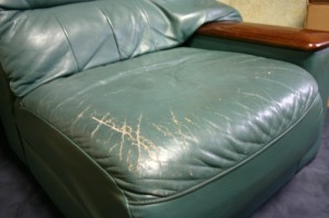 皮脂・汚れでひび割れたソファーの補修　【新宿東口　革研究所】