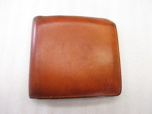 《LOUIS VUITTON》２つ折りヌメ革財布　シミ・まだらに変色　濃い部分に合わせて染め直し　施工