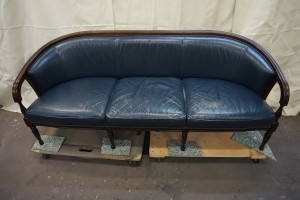 カワムラ家具様から、20年前に購入されたマルニ木工のケントコートシリーズ「メイファー」の3人掛けソファーを綺麗に修復した事例です。