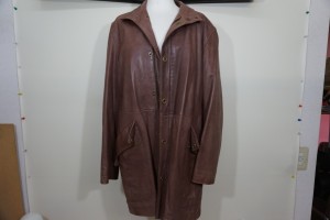 福岡県太宰府市から、色あせキズスレの茶色い革のコートをクリーニングと染直しリペアでお手入れした事例です。