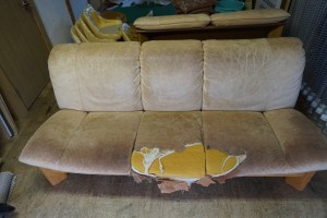 福岡市城南区飯倉から、長年ご使用された破れたソファを張替え修理で綺麗にした事例です。