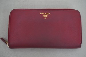 福岡市東区～　【PRADA】プラダの財布の色あせ、すり傷を染直し修理で修復した事例です。