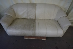 福岡市東区から、2人掛けのソファをクリーニングしてから染め直し修理で綺麗に修復した事例です。