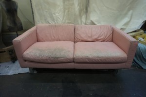 福岡市早良区より、ピンクのソファの染直し修理でキズスレを修復して、納品した事例です。＃ソファ修理研究所