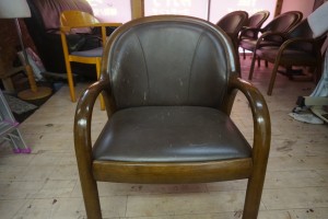 カリモク製の一人掛け椅子のキズスレを、張り替えずに染直し修理しました。