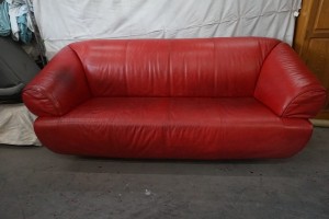 福岡県久留米市から、赤いソファーの黒ズミや色あせを染め直し修理で修復した事例です。