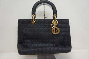 福岡市早良区から、【Christian Dior】クリスチャンディオール　ミディアムバッグを補修依頼を染直しリペアで綺麗にした事例です。