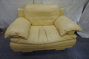 一人掛けの革のソファのクリーニングと染直しリペアでの施工事例です。