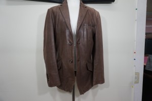 福岡県八女市より、色あせた革のジャケットのクリーニング+染直しリペアで綺麗にした事例です。