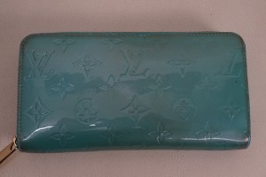 大野城市から、ルイ・ヴィトン　ヴェルニのエナメル財布の変色を染直し修理で綺麗に改善した事例です。