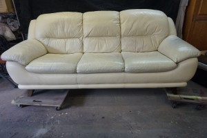 福岡市南区から、大塚家具の白い3人掛けソファーの破れと座面の擦り傷や塗膜の剥がれを再生修理した事例です。