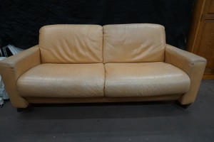 イタリア製家具の3人掛けソファーを染直し修理で綺麗にする事例です。