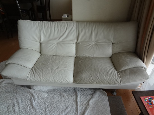 福岡市中央区薬院のマンションの白いソファーを出張クリーニングです 博多店