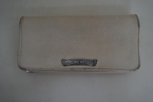 クロムハーツ　白い長財布の変色・黒ずみをクリーニング後に染め直し修理しました。