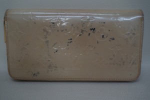 ヴィトン/LOUIS VUITTON　ヴェルニのエナメル長財布に転写したインクや染みを染直し修理で綺麗にする事例です。