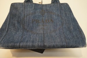 福岡県糟屋郡篠栗町より、PRADAデニムのバッグの色あせを、染直し修理で綺麗に仕上げた事例です。