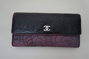 大野城市から、CHANEL（シャネル）財布の黒ずみを元のピンクに戻した事例です。