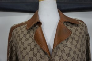 福岡市中央区から、GUCCI（グッチ）革のコートの襟の部部に付いたシミを、部分補色で綺麗に補修しました。
