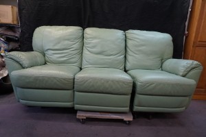 佐賀県鳥栖市から、リクライニングソファー3人掛け+1人掛けソファーのすり傷や色あせを染直しリペアで修復した事例です。