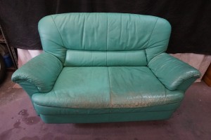 久留米市から、2人掛けのキズスレだらけのソファーを修復してから、染め直し修理で綺麗にした事例です。