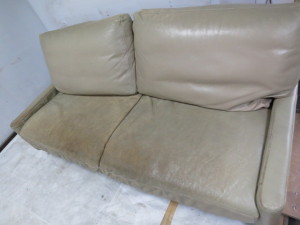 ガサガサ色剥げたソファも革を張替えずに使えるようにする修理事例