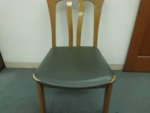 ダイニング椅子（合皮）張替／鹿児島市より座面合皮破れの経年劣化による張替修理のご依頼です。