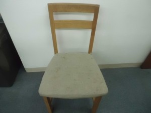 ダイニング椅子　張替修理／鹿児島市より布座面劣化＆破れによる張替（布➡合皮）修理のご依頼です。