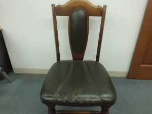 ダイニング椅子（革）張替修理／鹿児島市より座面革劣化による張替修理＆染め直し加工のご依頼です。