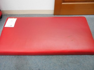 合皮椅子　張替修理／鹿児島県内某カラオケ店様よりボックス椅子の張替修理のご依頼頂きました。